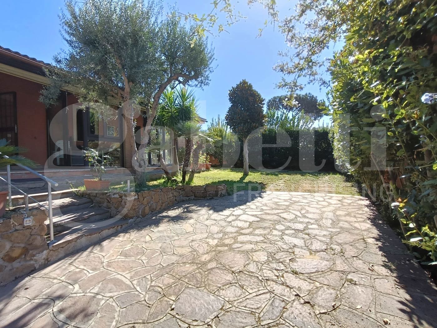 Villa con giardino a Anzio