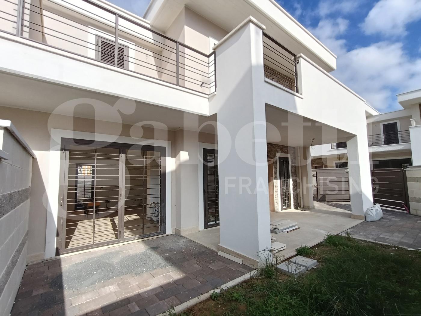 Villa Bifamiliare con giardino a Anzio