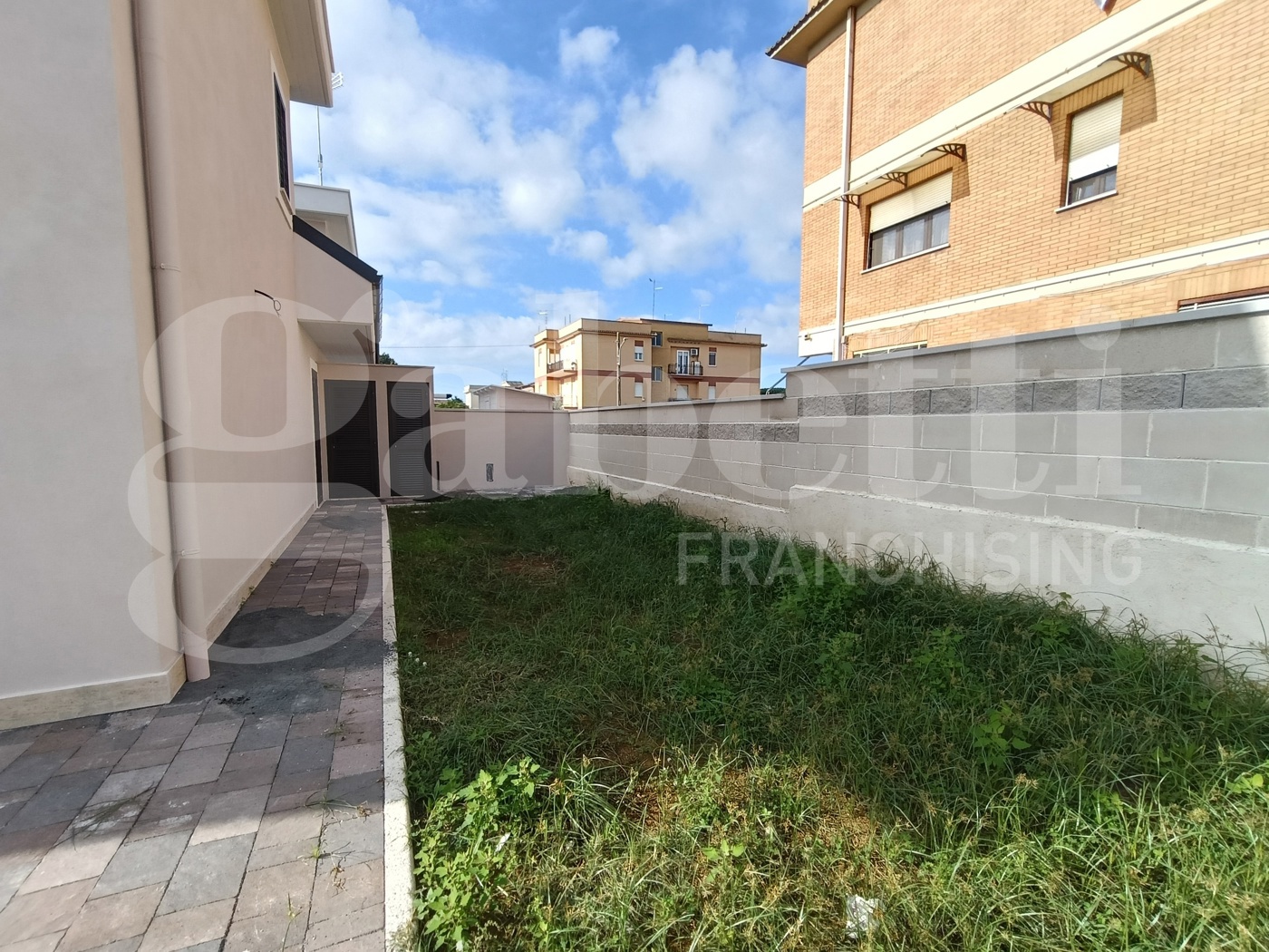 Villa Bifamiliare con giardino a Anzio