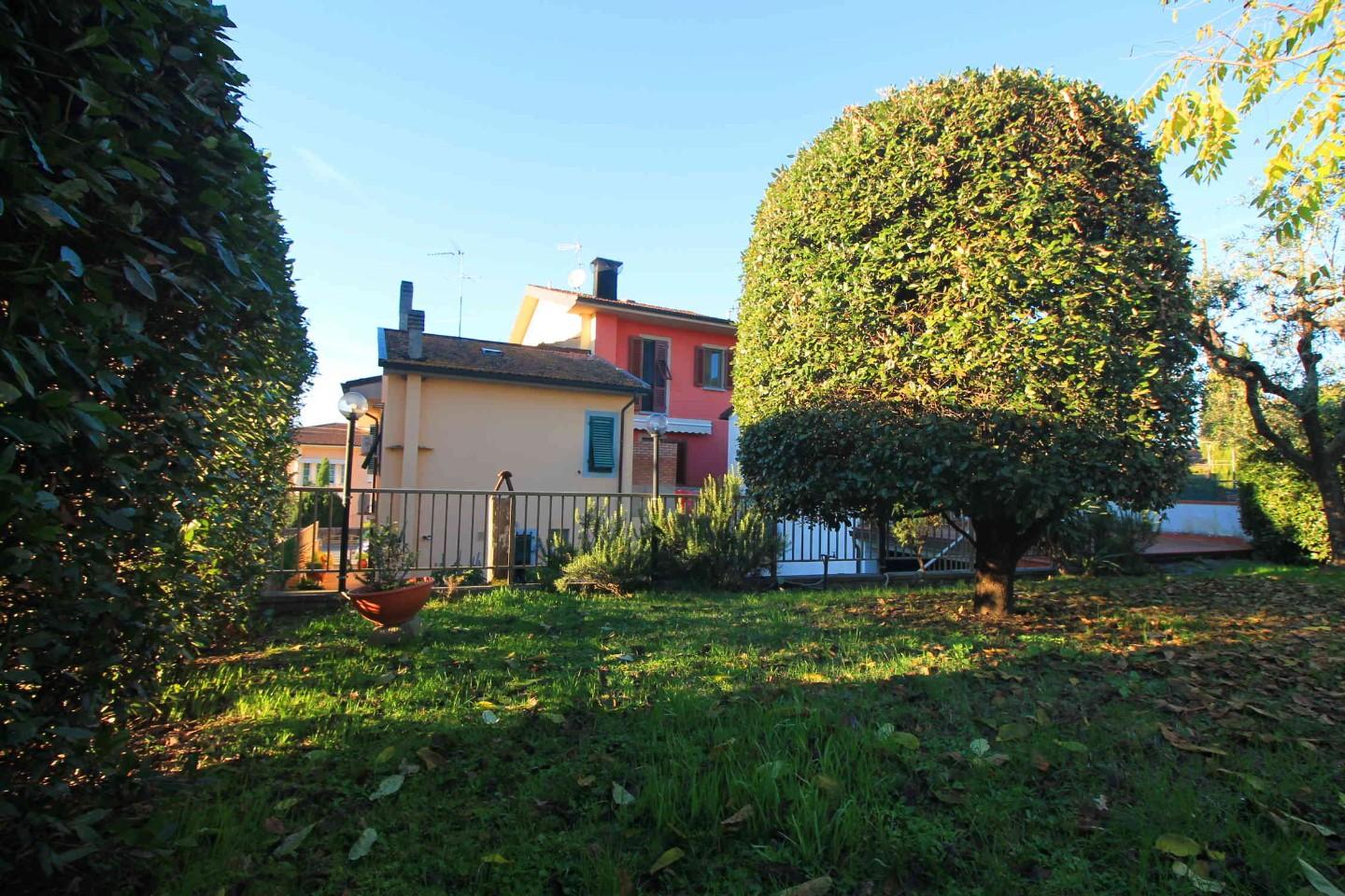 Villa Bifamiliare con giardino a Lamporecchio