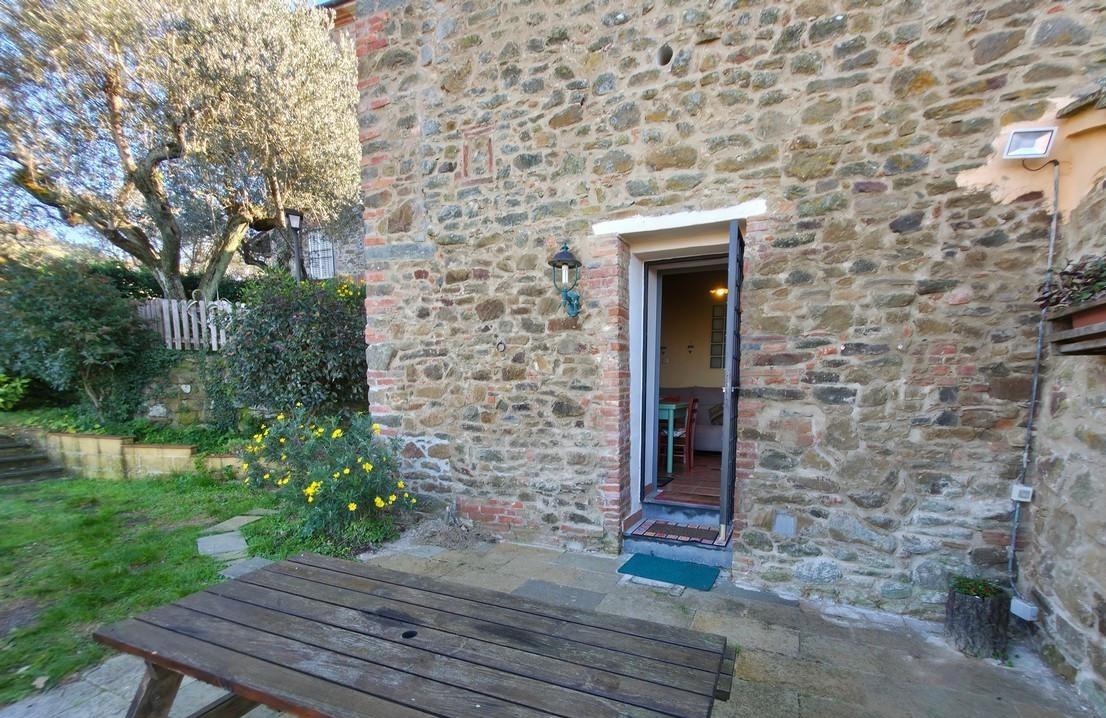 Rustico con giardino a Lamporecchio