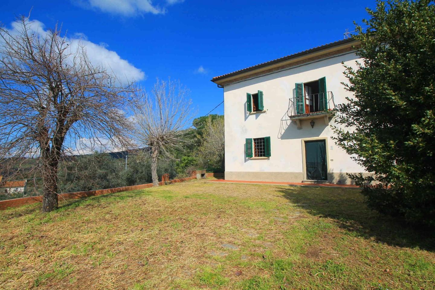 Rustico con giardino a Capraia e Limite