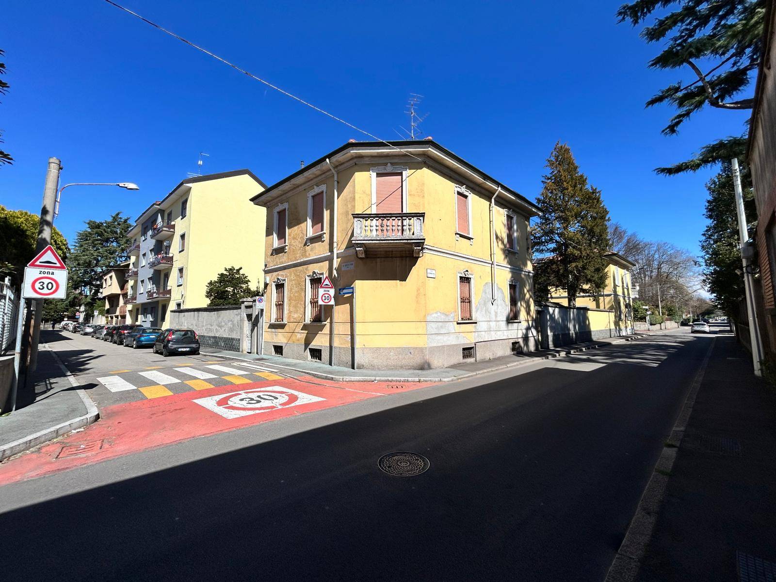 Villa in vendita a Legnano, Legnarello