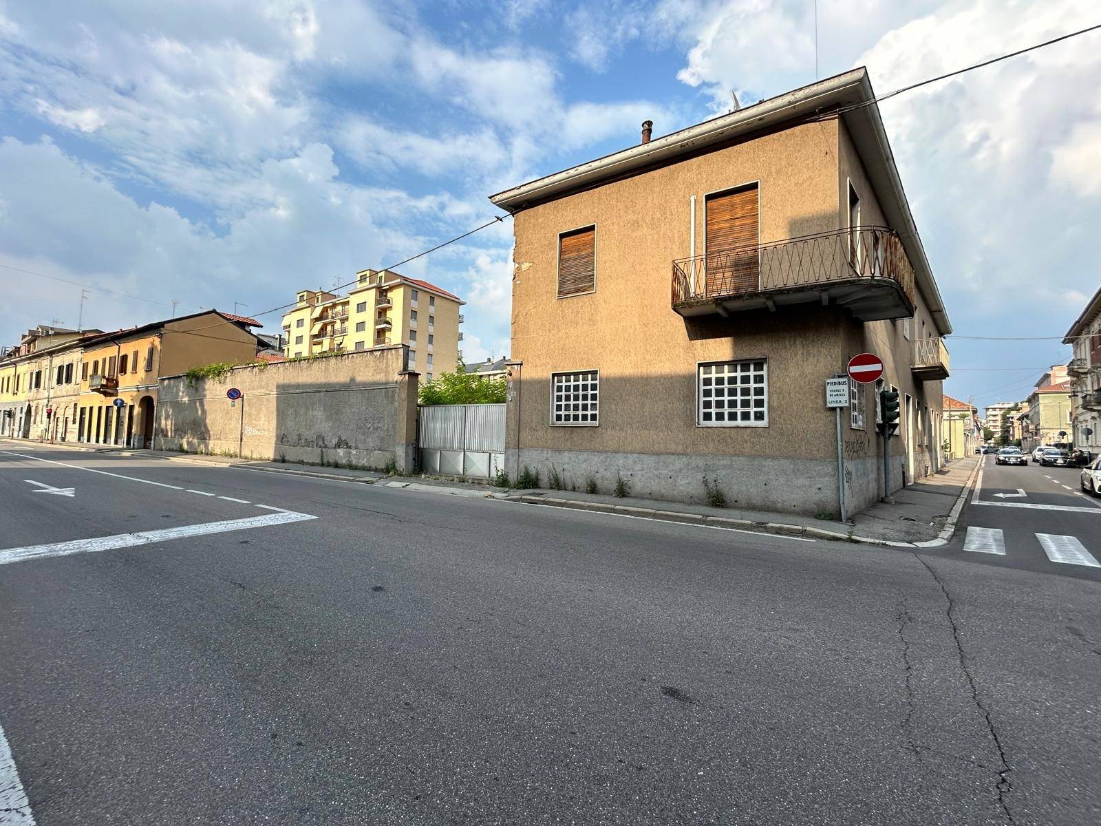 Stabile in vendita a Busto Arsizio, Stazione F.n.m.