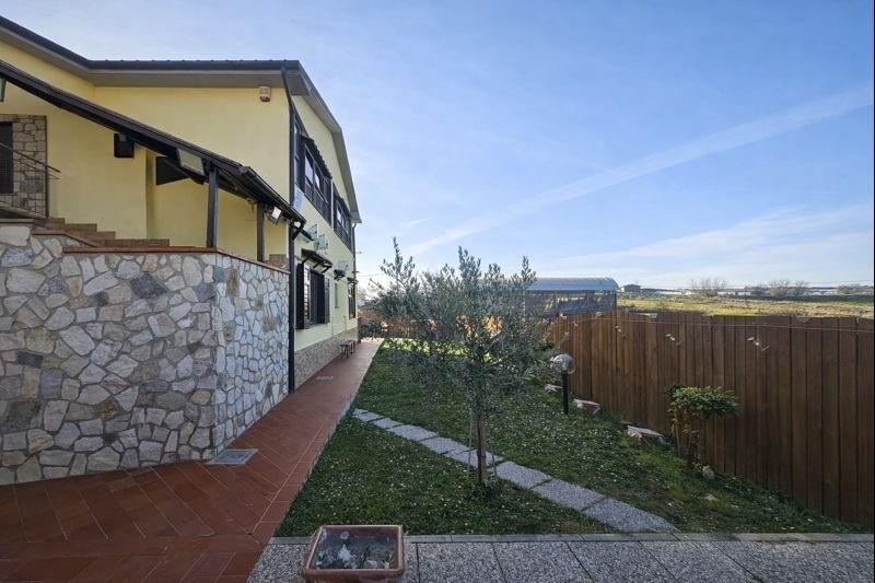 Quadrilocale con giardino a Pontedera