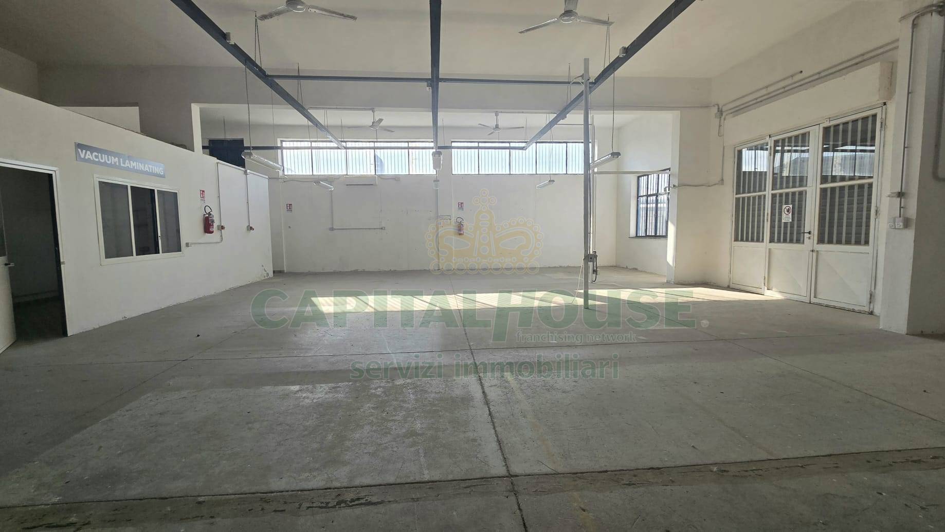 Capannone in affitto a Caserta, Lincoln