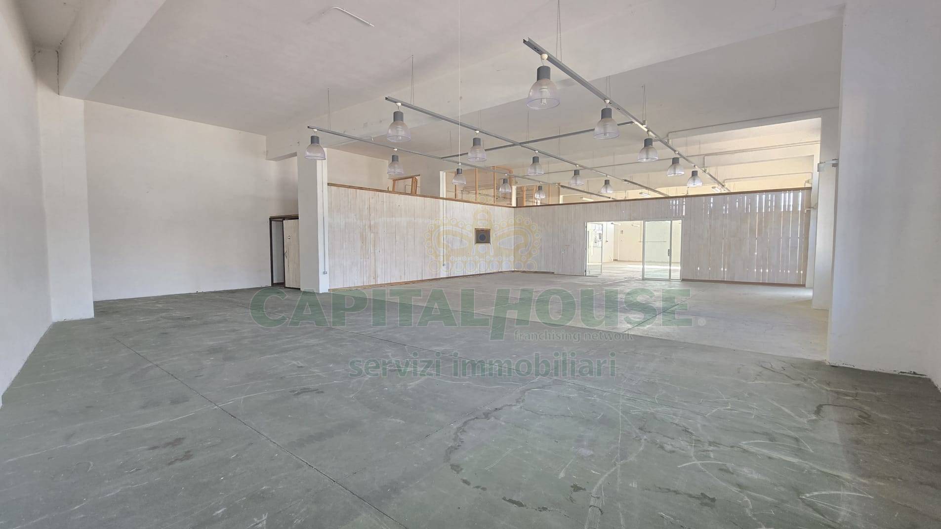 Capannone in affitto a Caserta, Lincoln