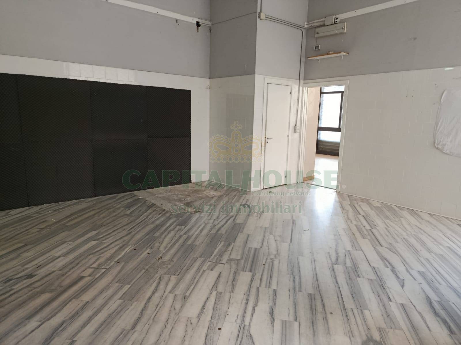 Commerciale in affitto a Caserta, Centro