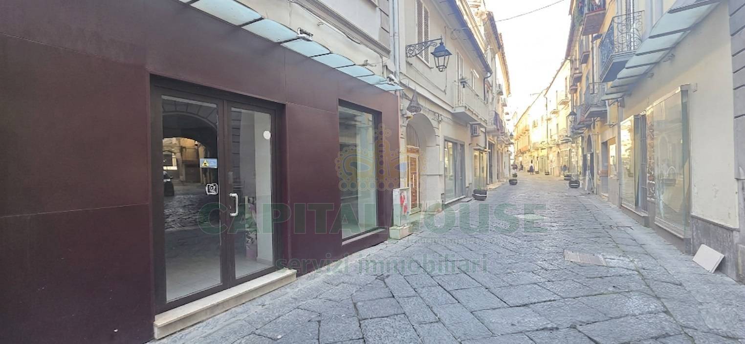 Commerciale in vendita a Caserta, Centro
