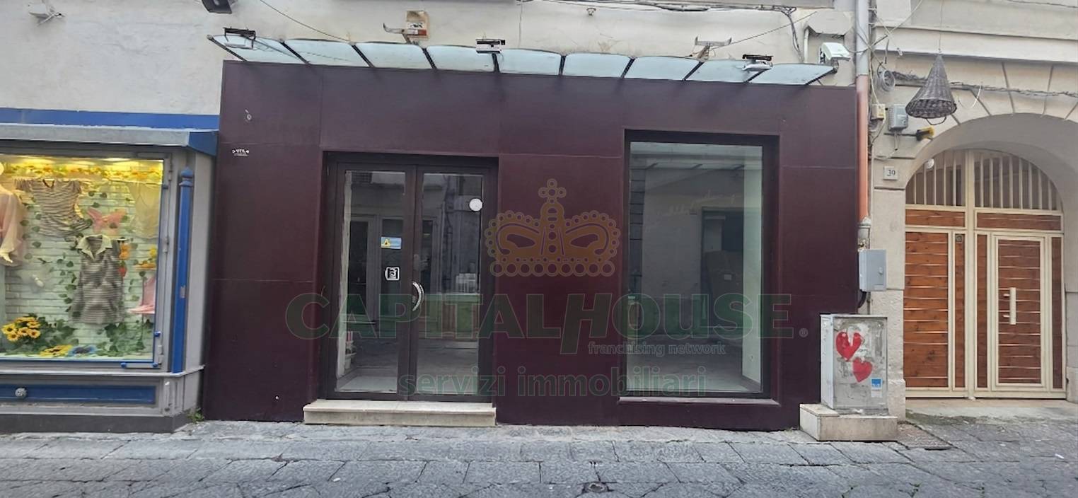 Commerciale in vendita a Caserta, Centro