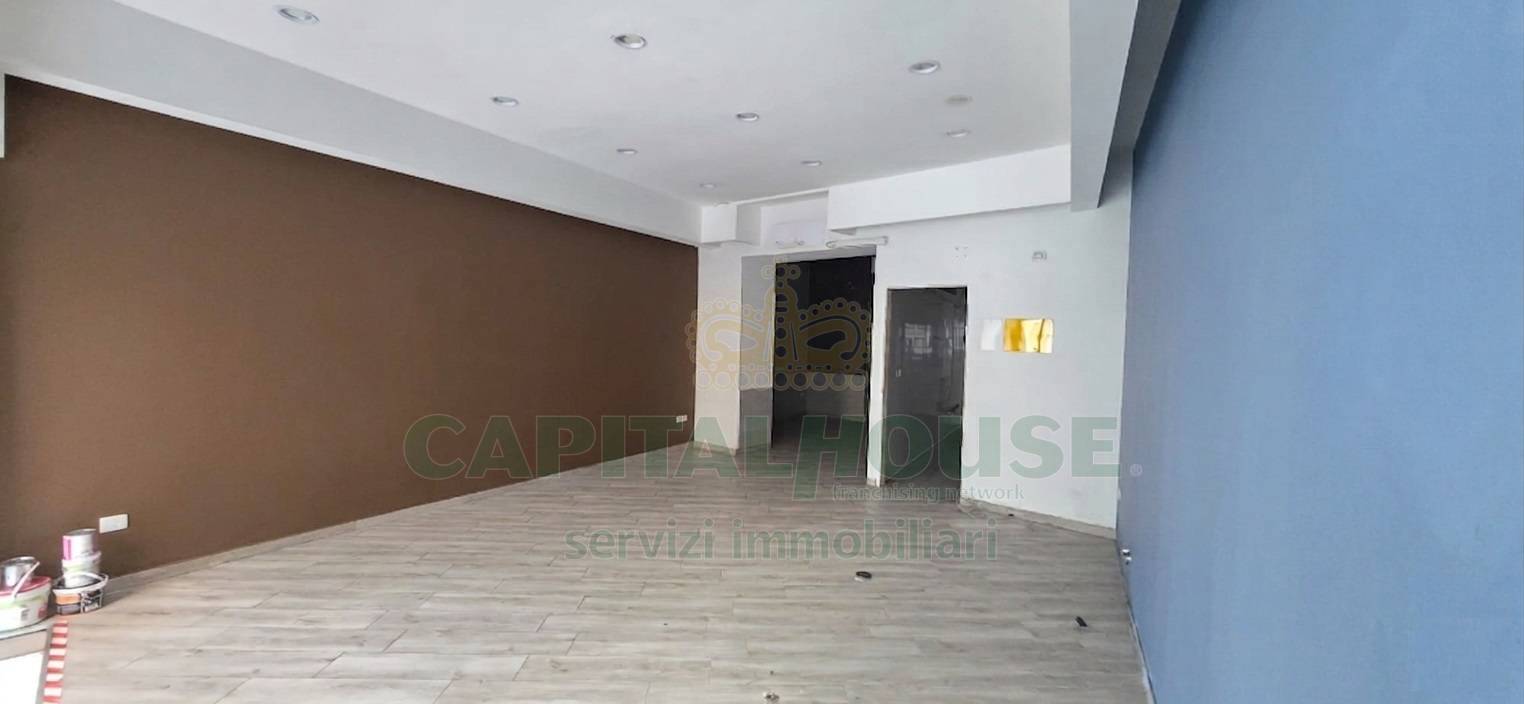Commerciale in vendita a Caserta, Centro