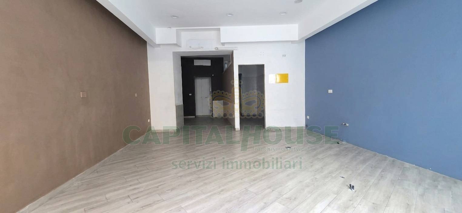 Commerciale in vendita a Caserta, Centro
