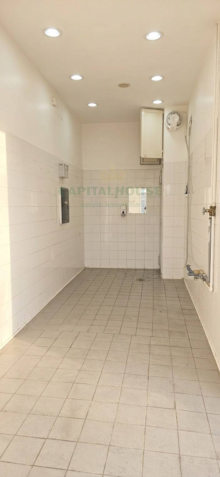 Commerciale in vendita a Caserta, Centro