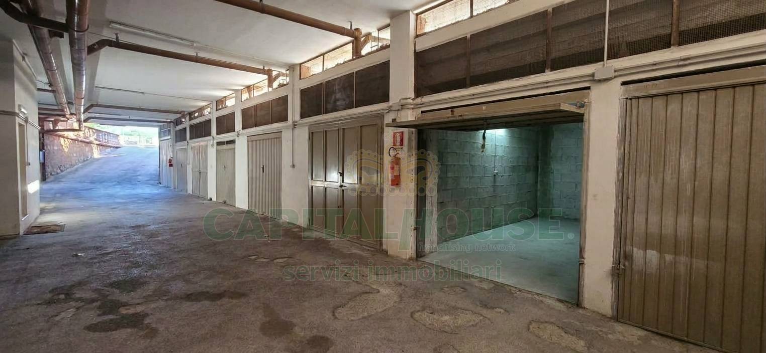 Box o garage in vendita a Caserta, Lincoln