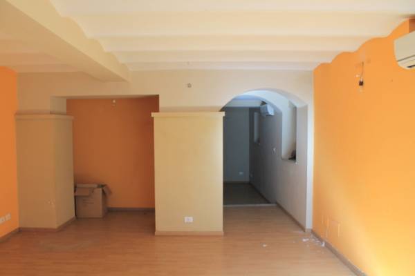 Locale commerciale in vendita a Savona, Centro