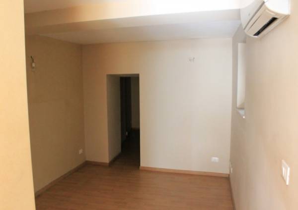 Locale commerciale in vendita a Savona, Centro