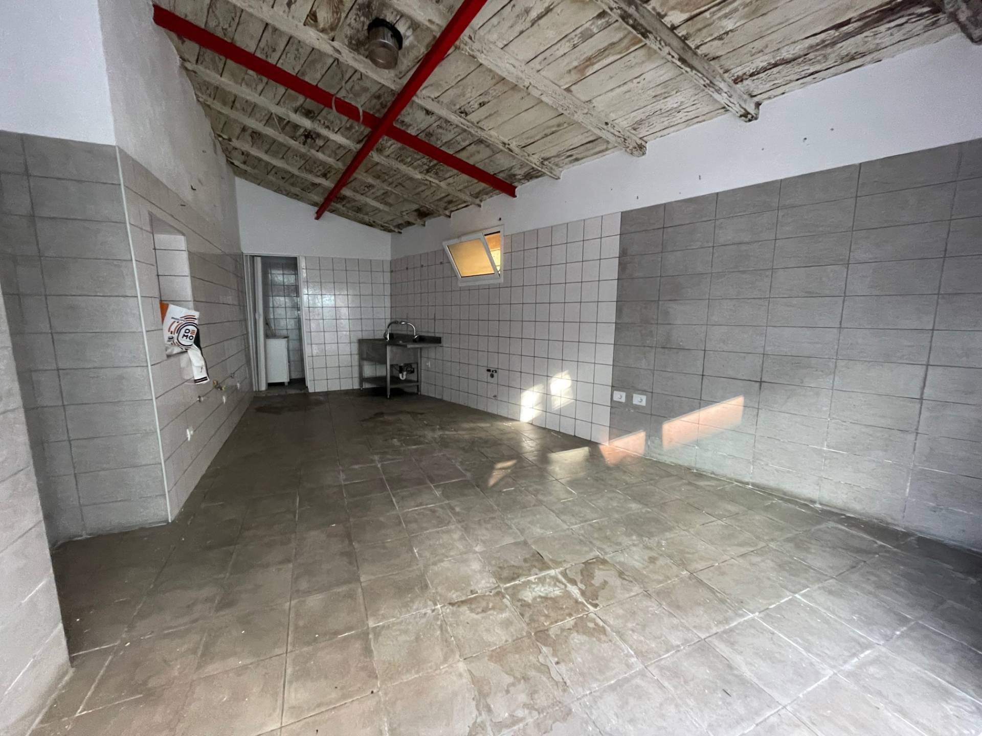 Locale commerciale in affitto a Savona, Centro