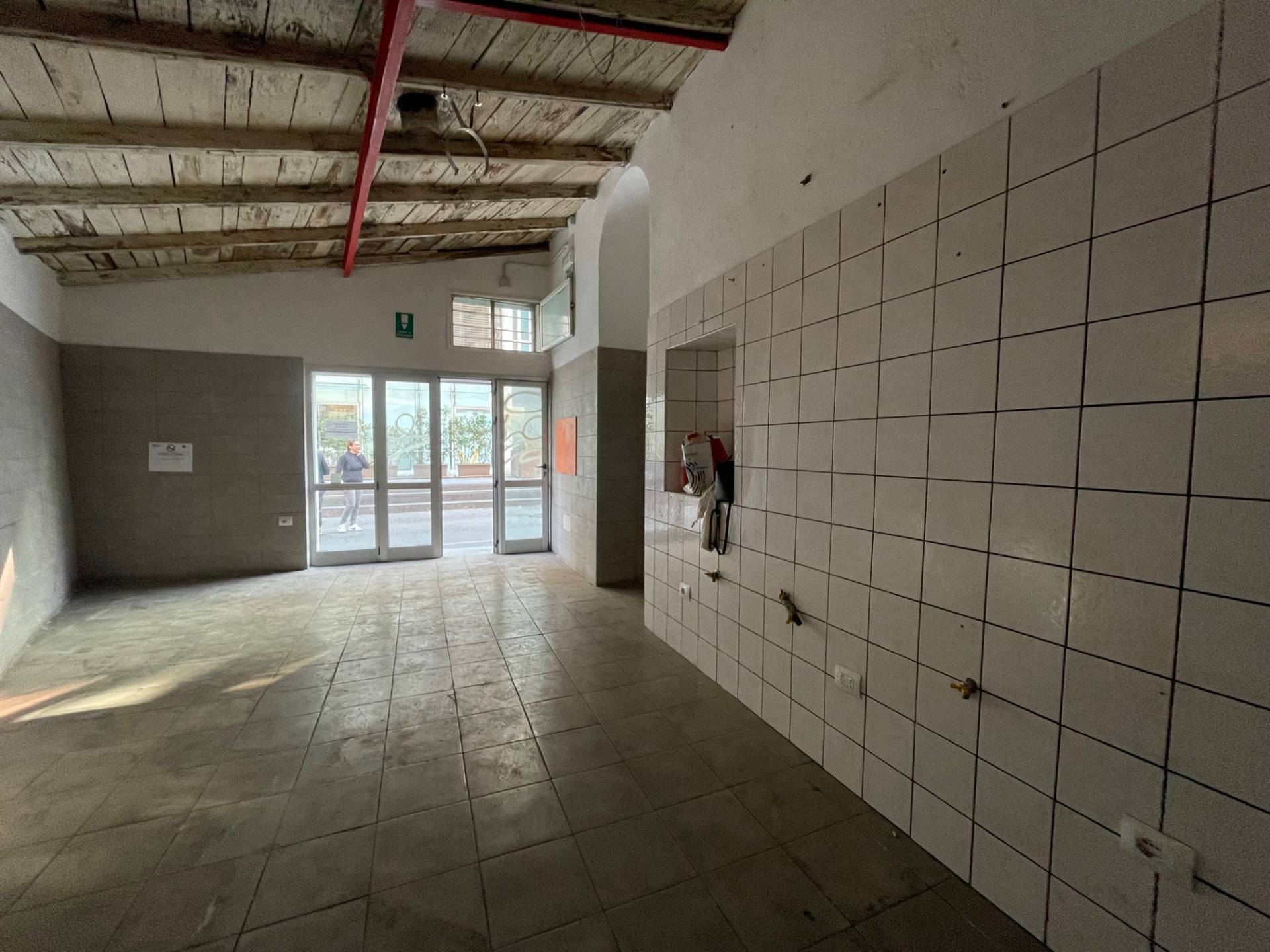 Locale commerciale in affitto a Savona, Centro