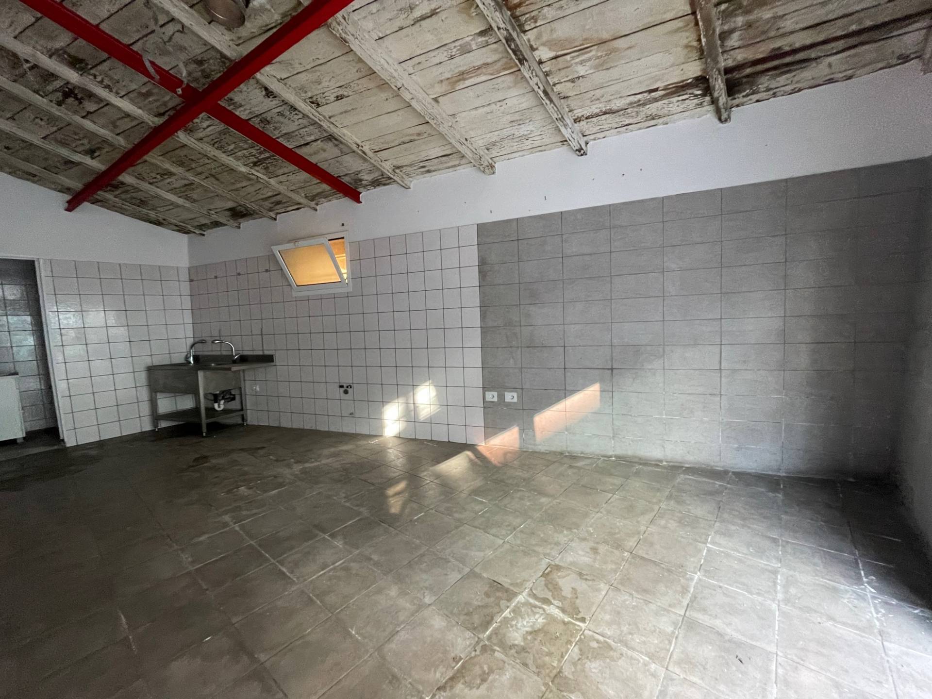 Locale commerciale in affitto a Savona, Centro