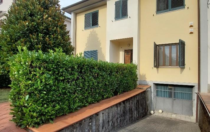 Villa Bifamiliare con giardino a Pistoia