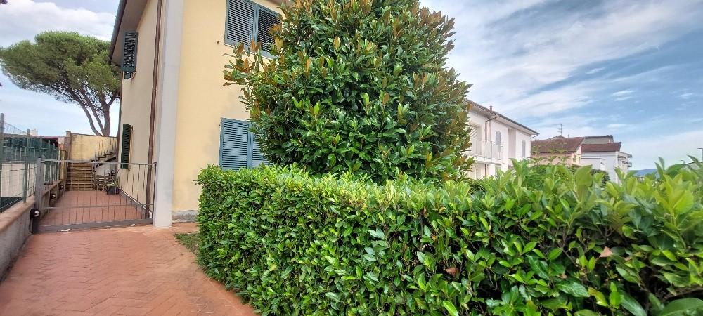 Villa Bifamiliare con giardino a Pistoia