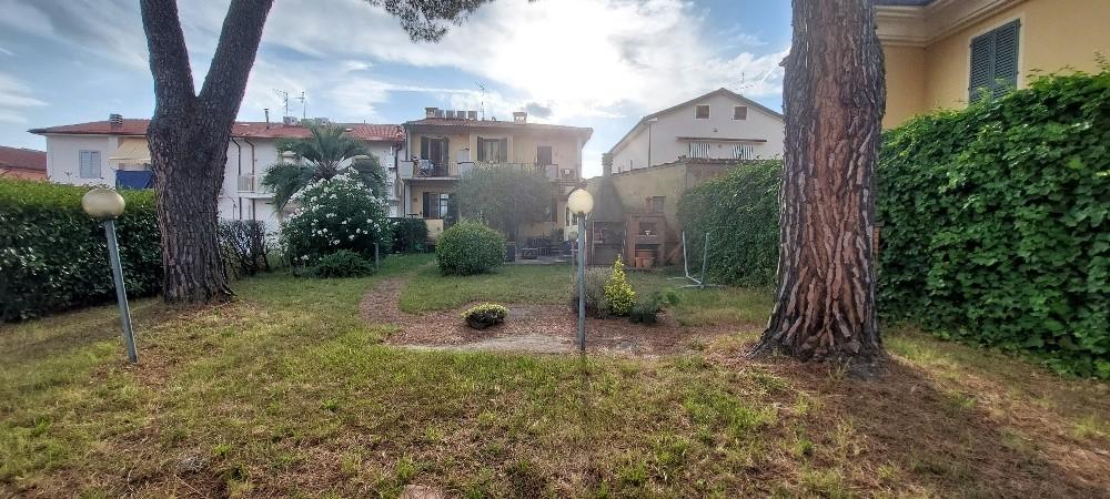 Villa Bifamiliare con giardino a Pistoia