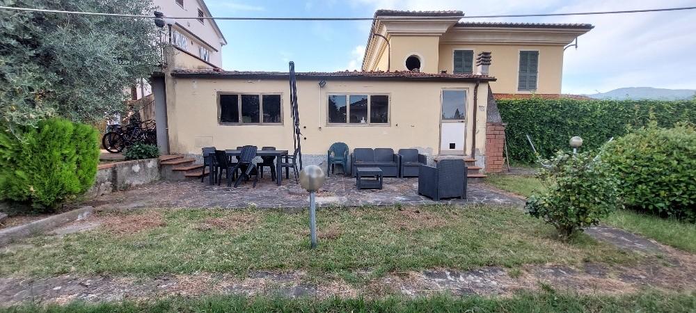 Villa Bifamiliare con giardino a Pistoia