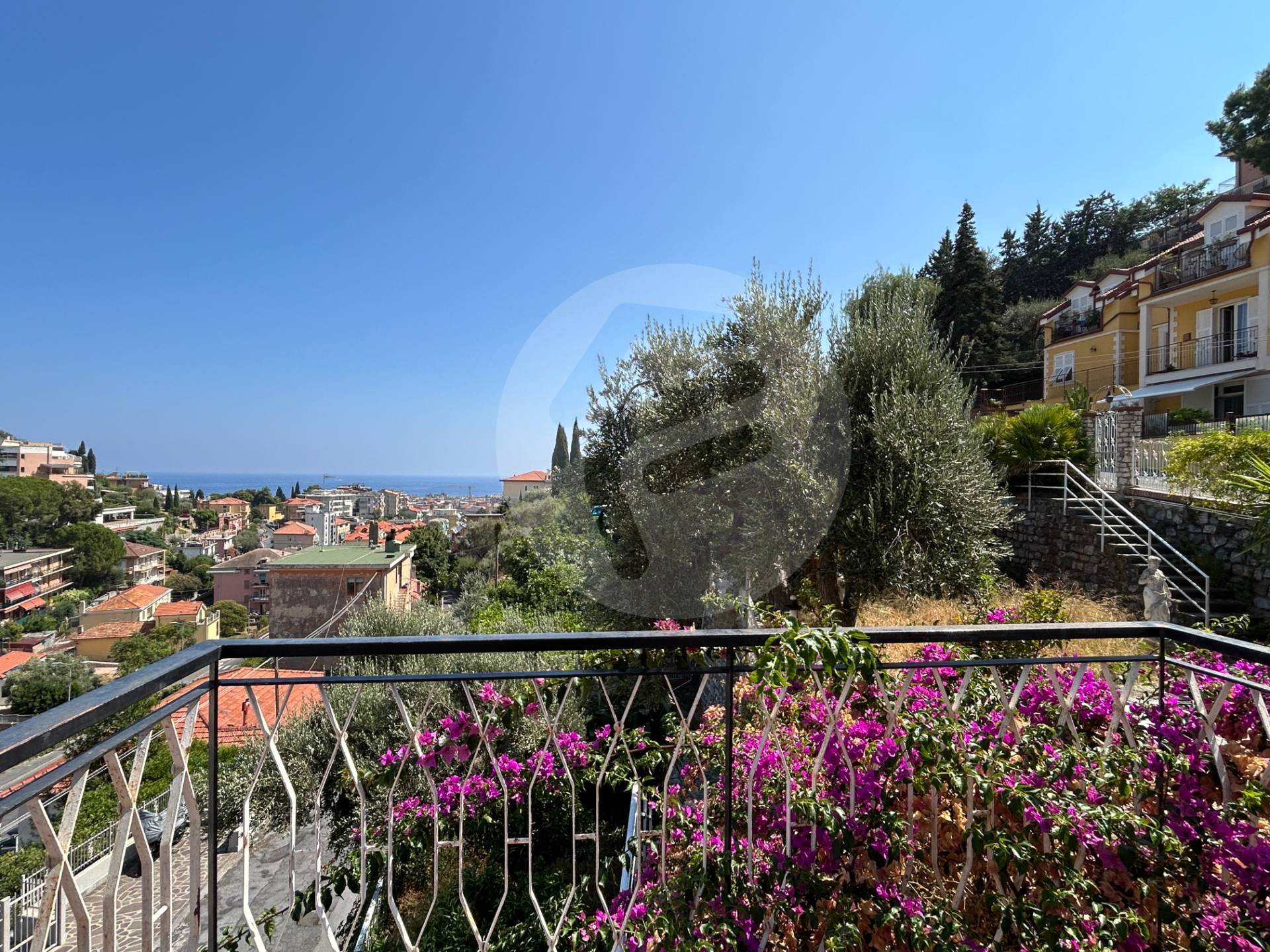 Villa bifamiliare in vendita a Alassio