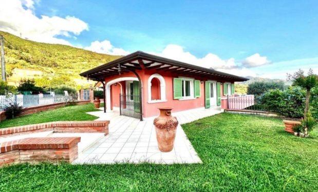 Casa indipendente con giardino a Seravezza