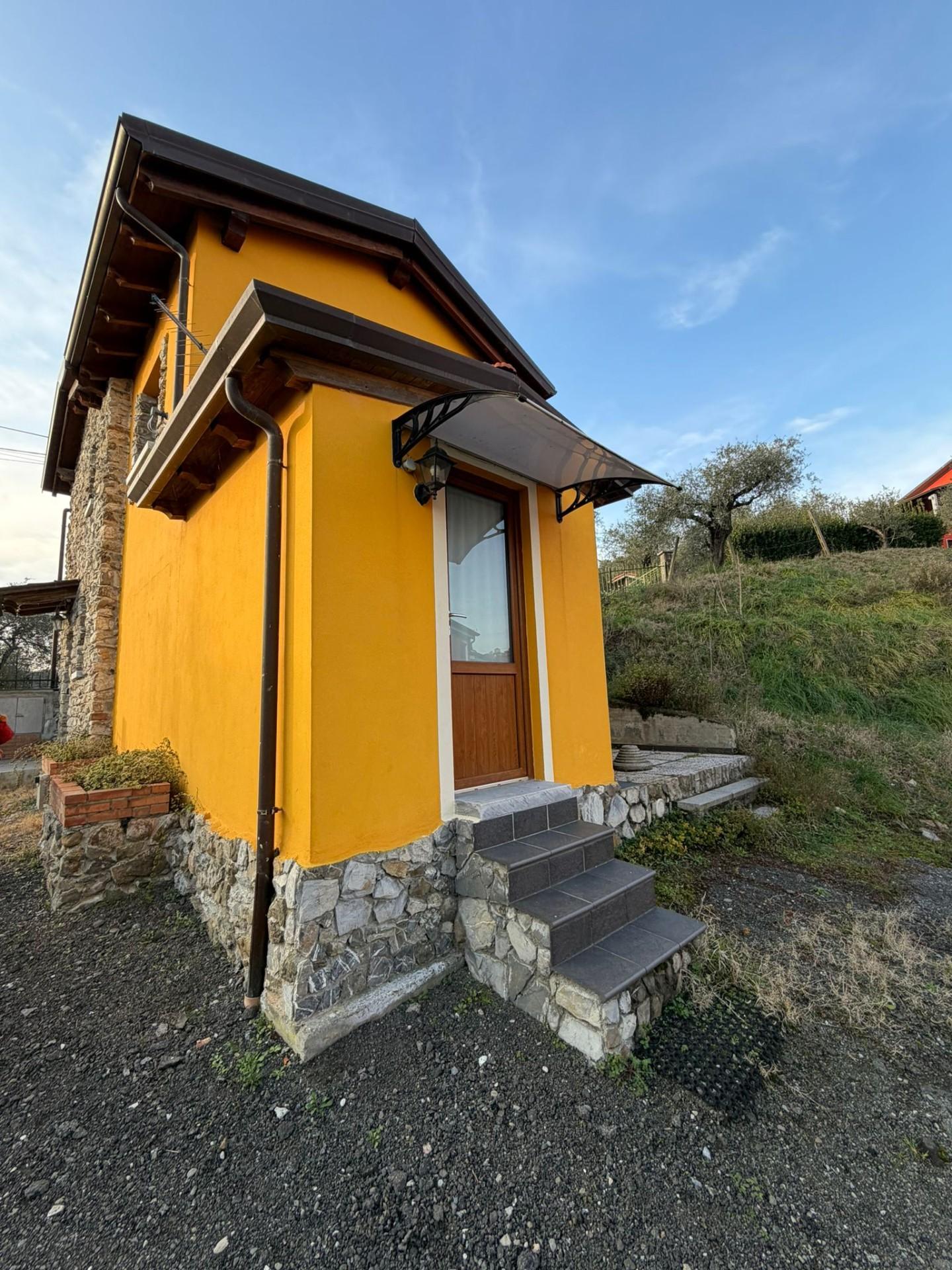 Casa indipendente arredata in affitto a Vezzano Ligure