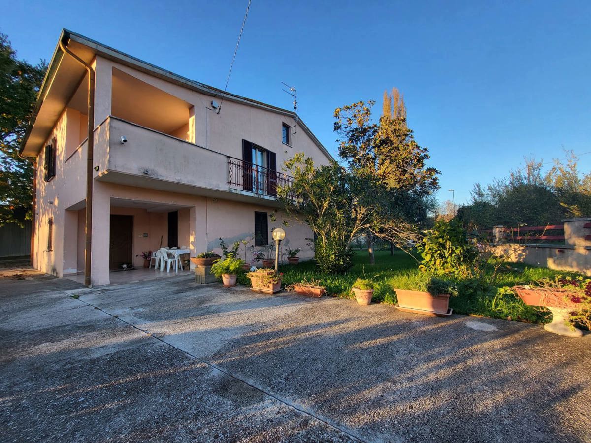 Casa indipendente con giardino a Foligno