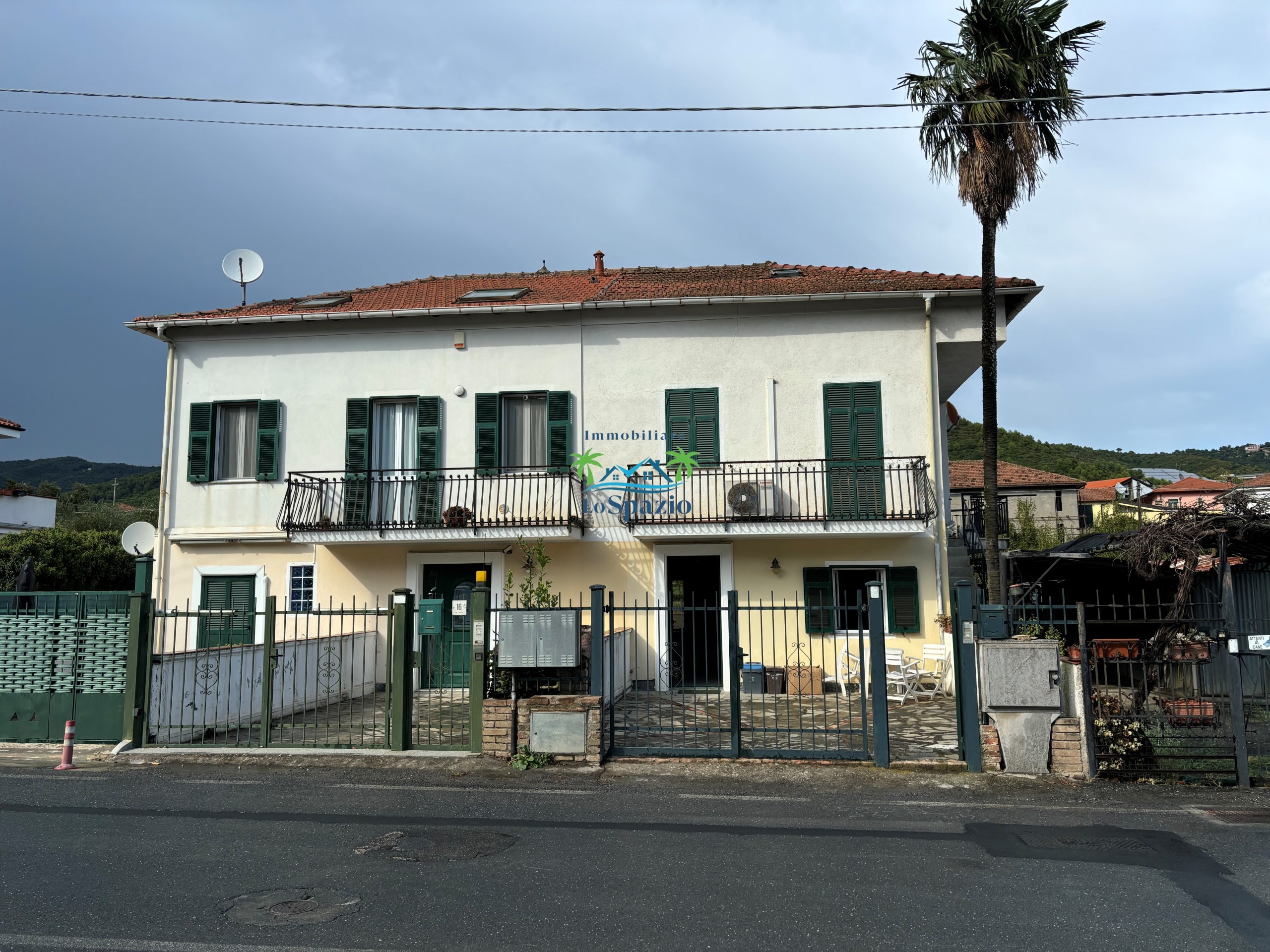 Trilocale con terrazzi in via divizia, Andora