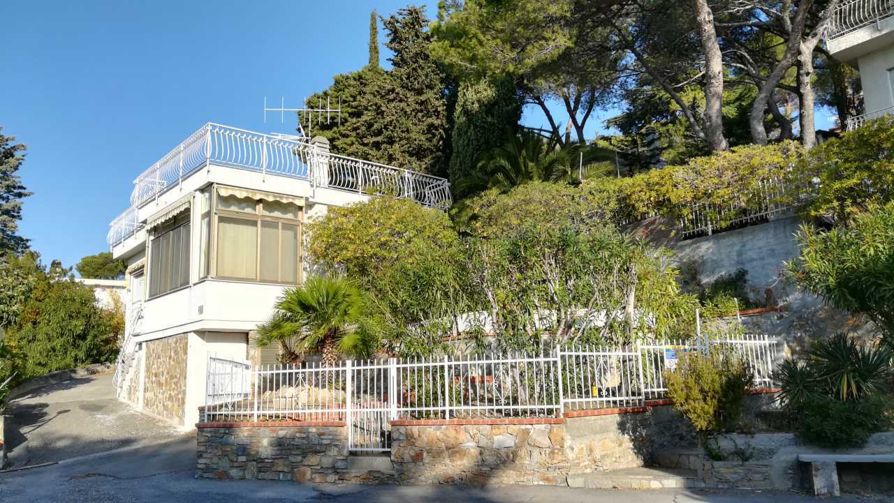 Villa con giardino in viale olanda, Andora