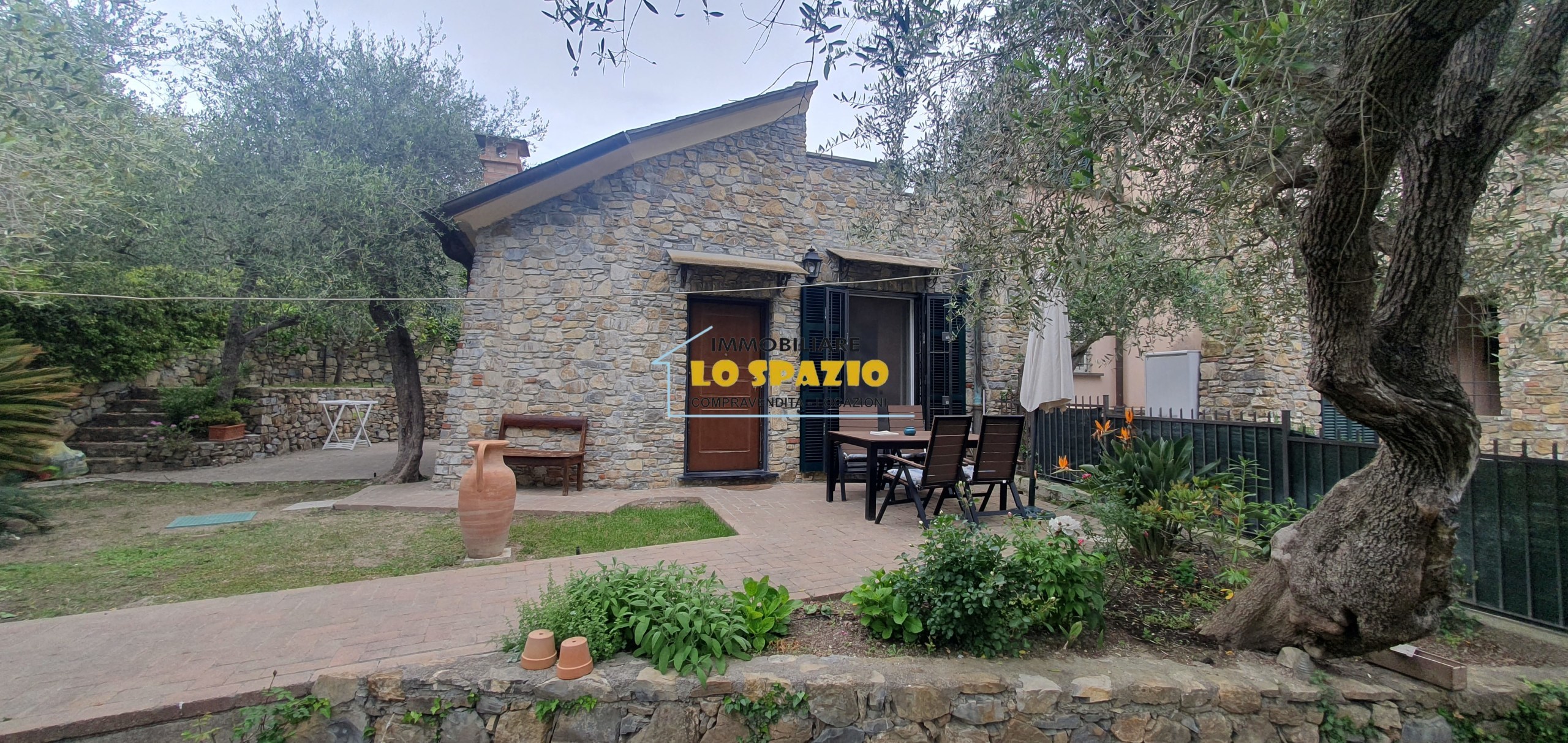 Villa con giardino in via mezzacqua, Andora
