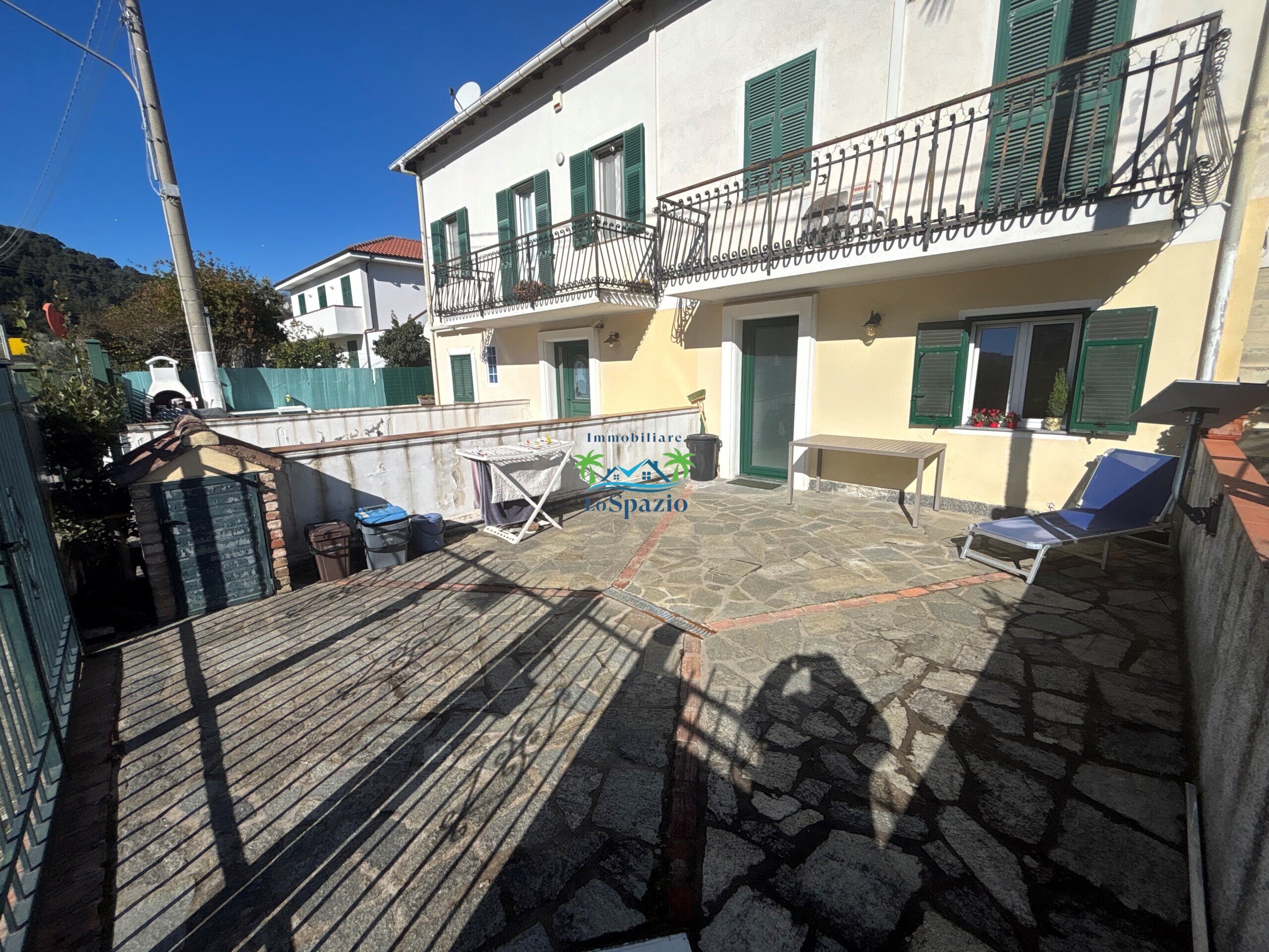 Trilocale con terrazzi in via a. divizia 16, Andora