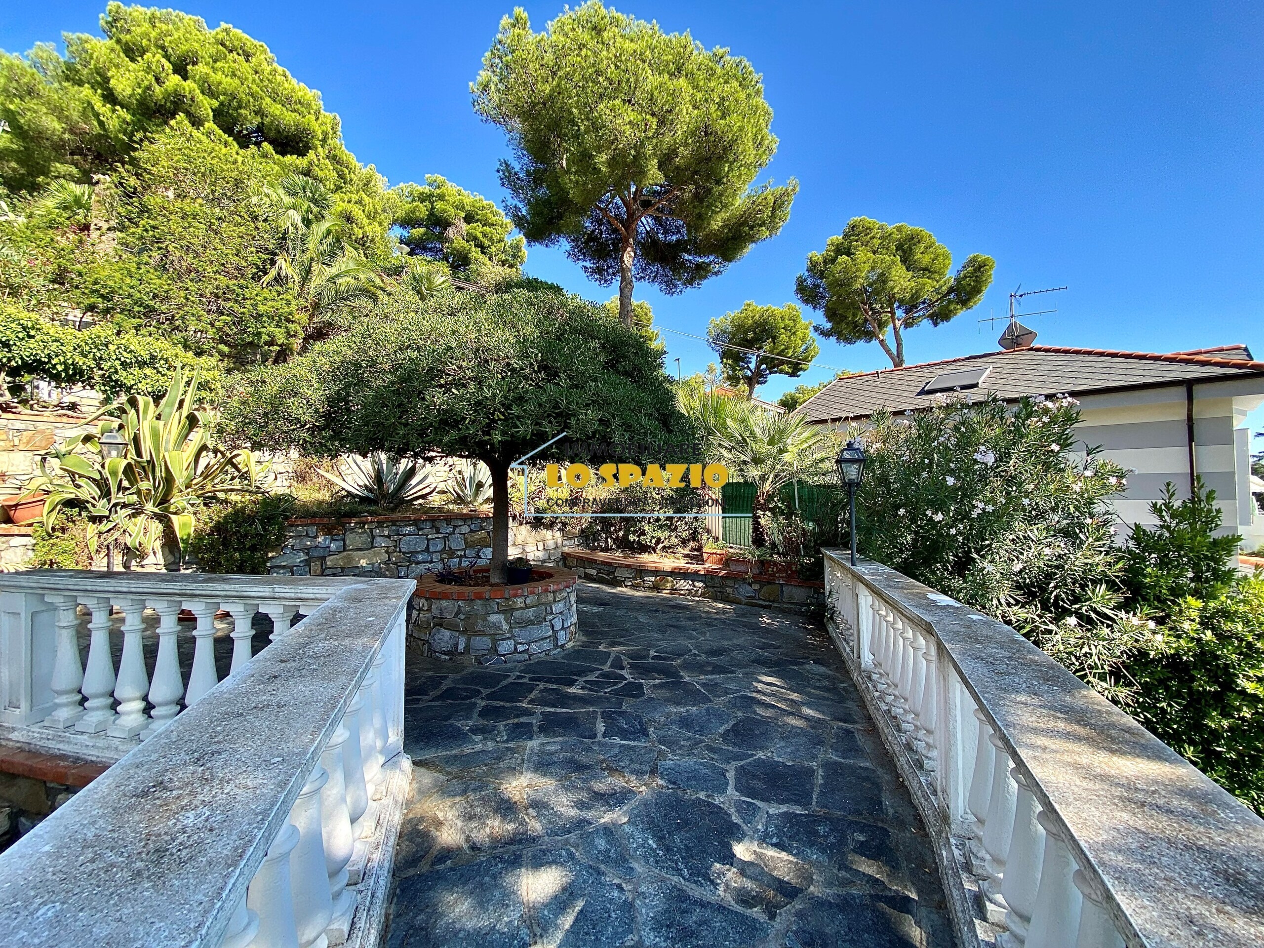 Trilocale con giardino in viale olanda 12, Andora