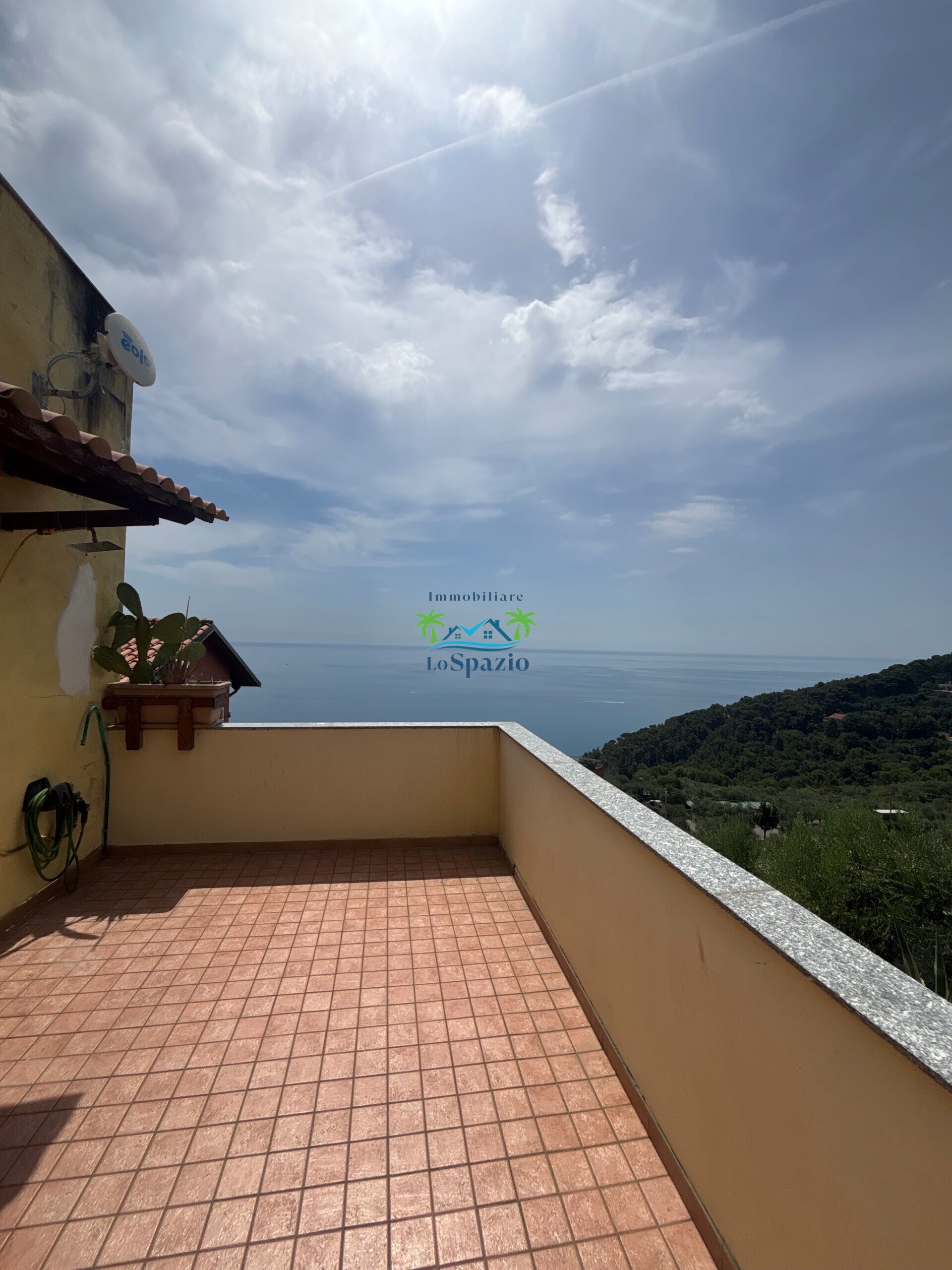 Trilocale vista mare in strada della colla 56, Andora