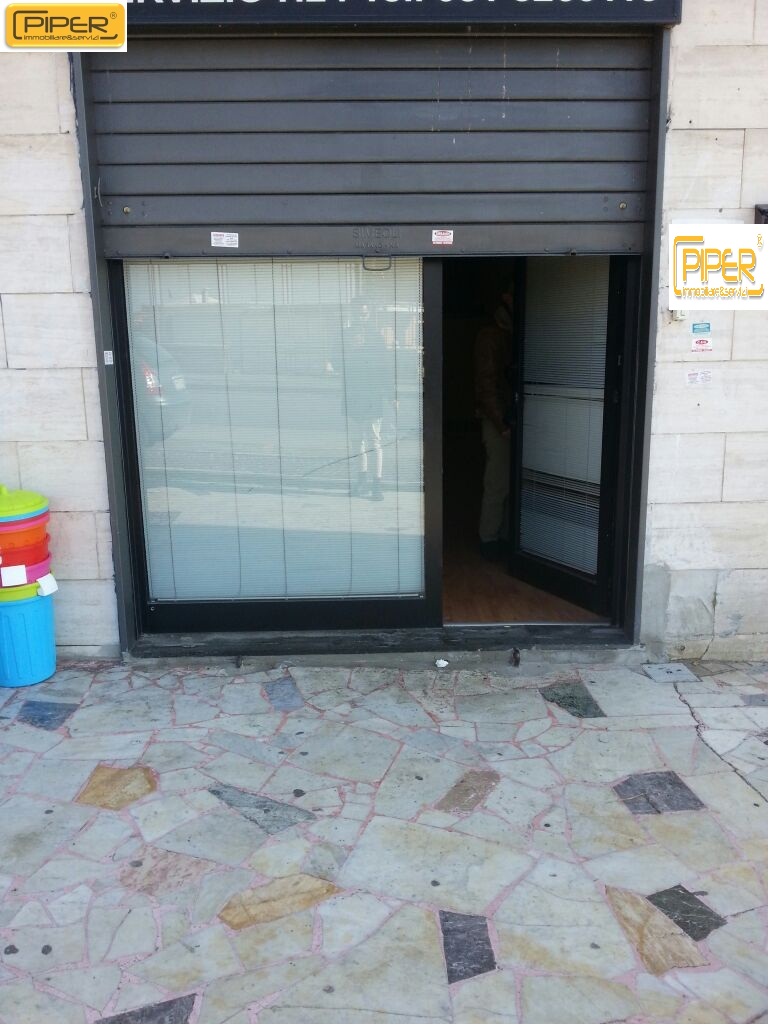 Locale commerciale in affitto a Pozzuoli, Pozzuoli Alta