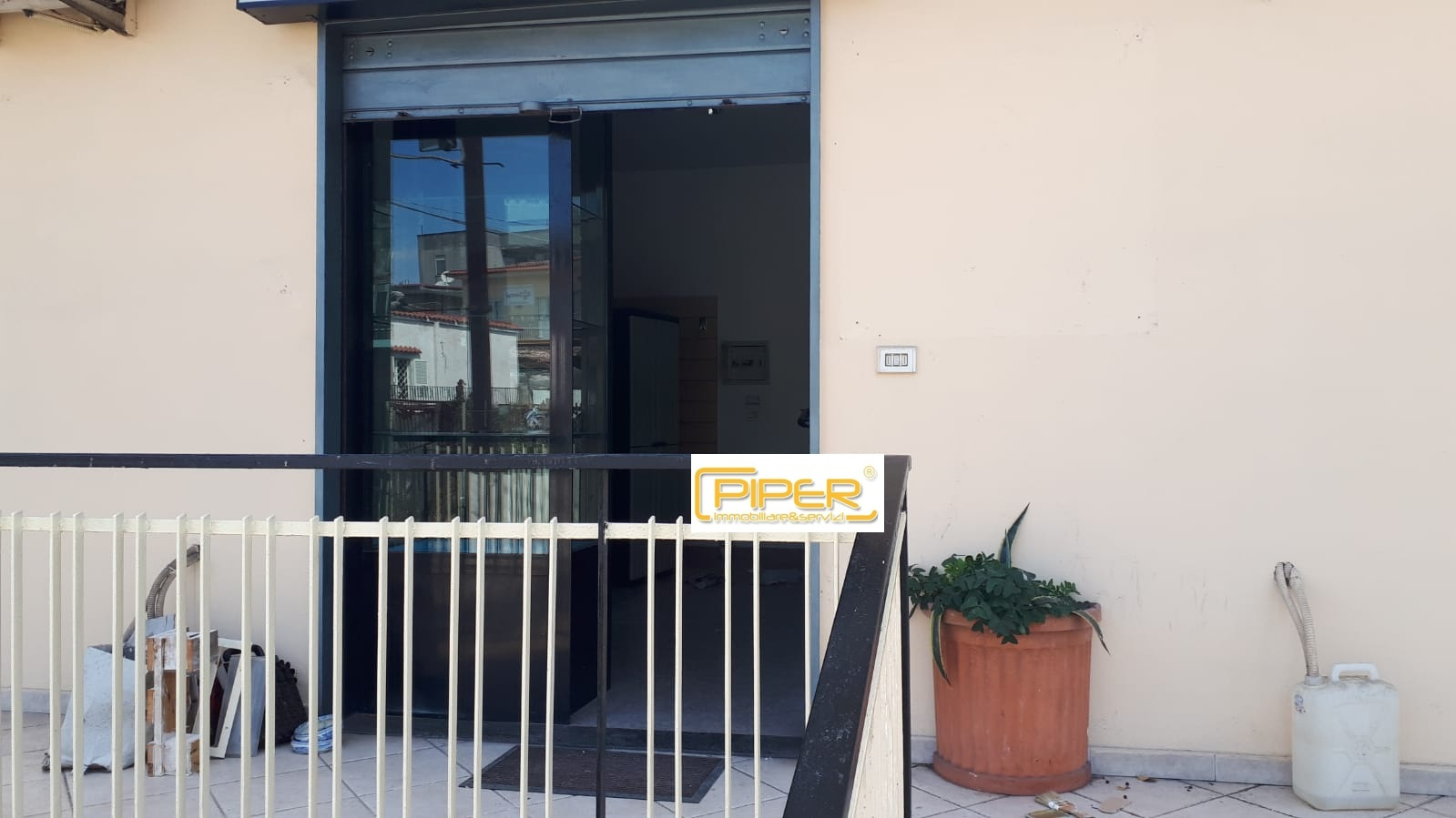 Locale commerciale in affitto a Pozzuoli, Monterusciello