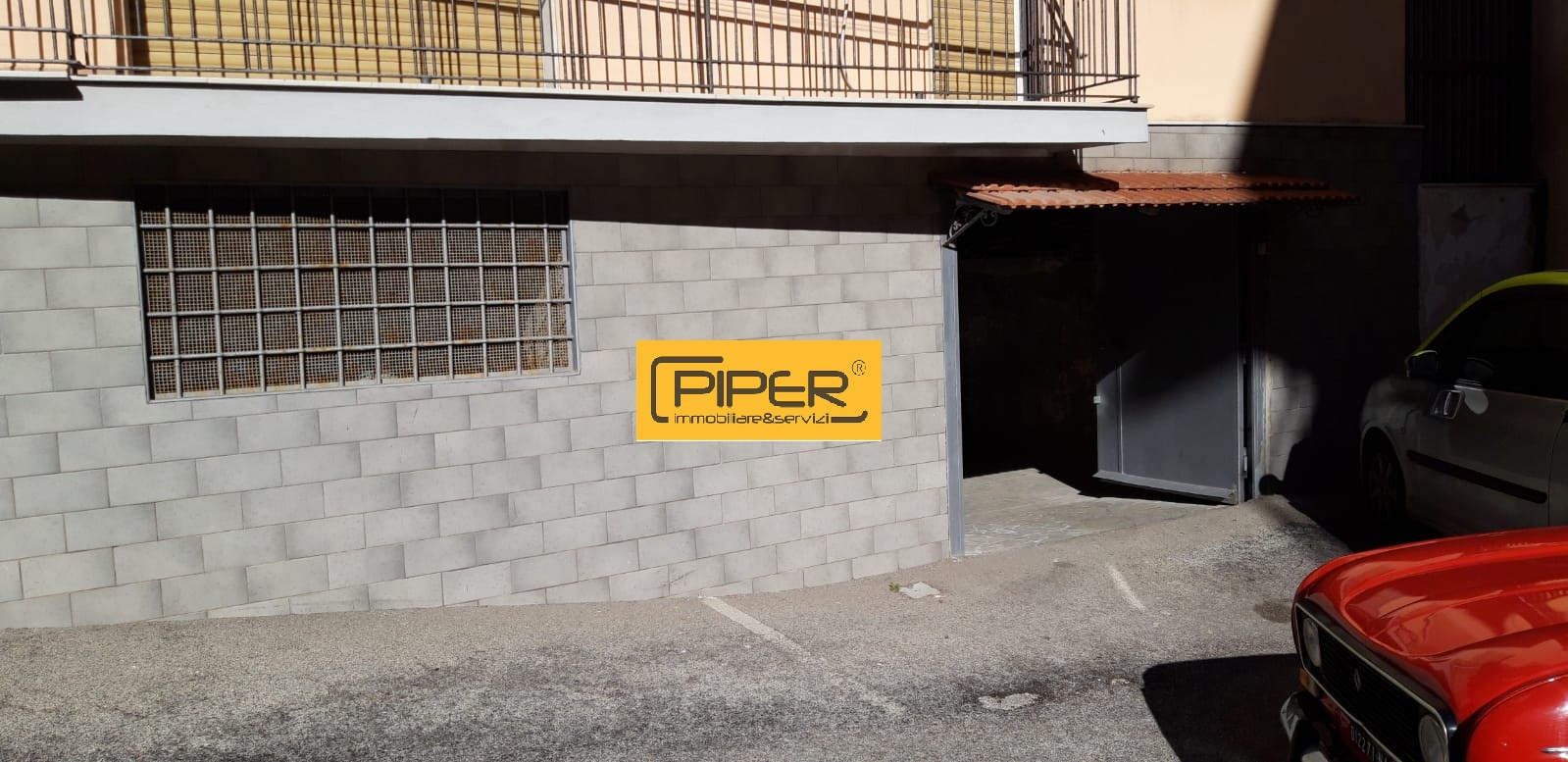 Locale commerciale in vendita a Pozzuoli, Pozzuoli Centro