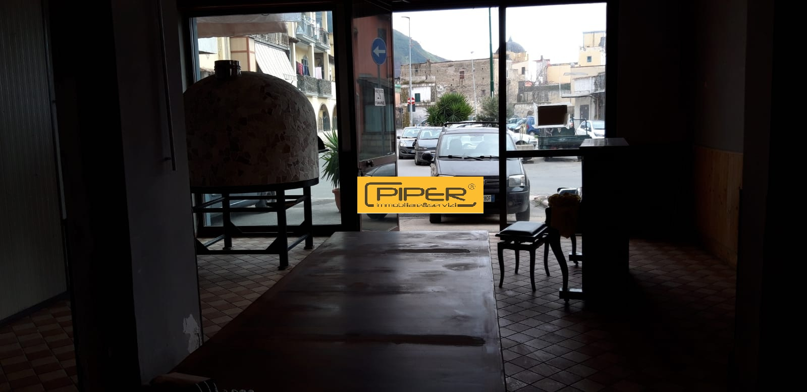 Locale commerciale in affitto a Napoli, Pianura
