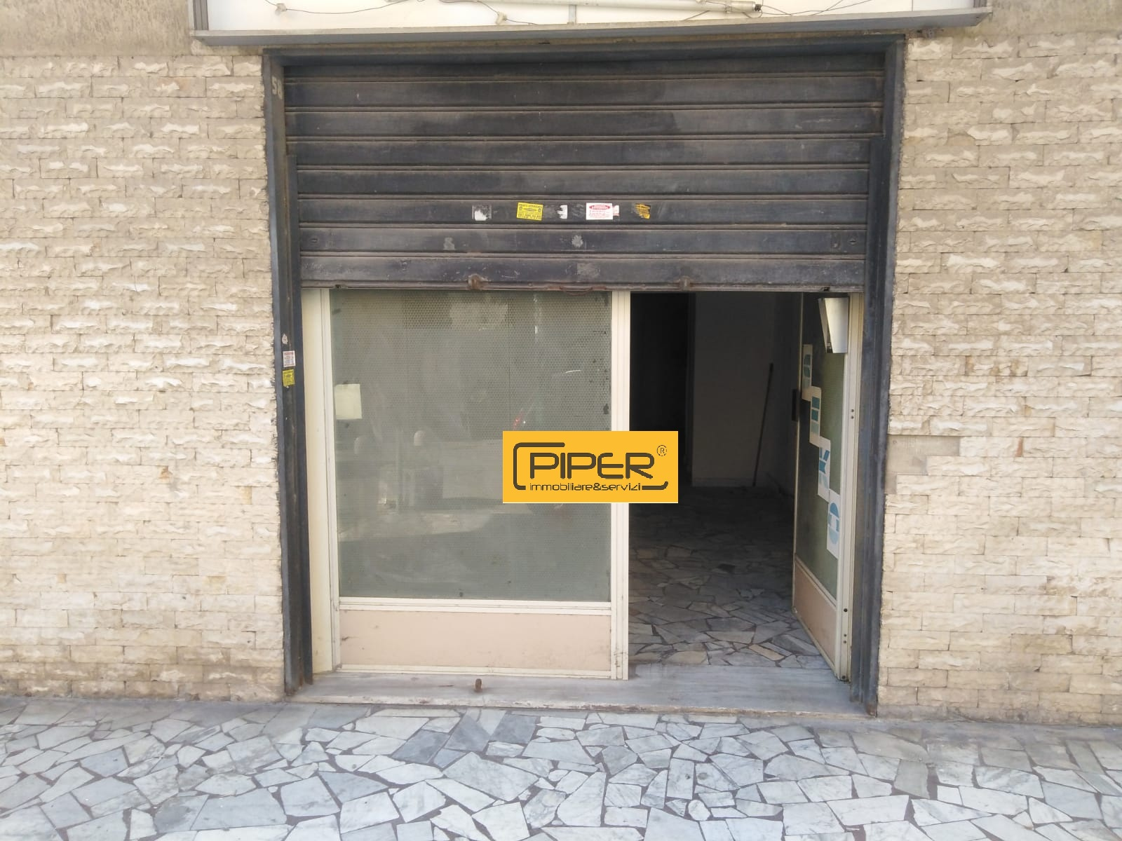 Locale commerciale in vendita a Napoli, Pianura