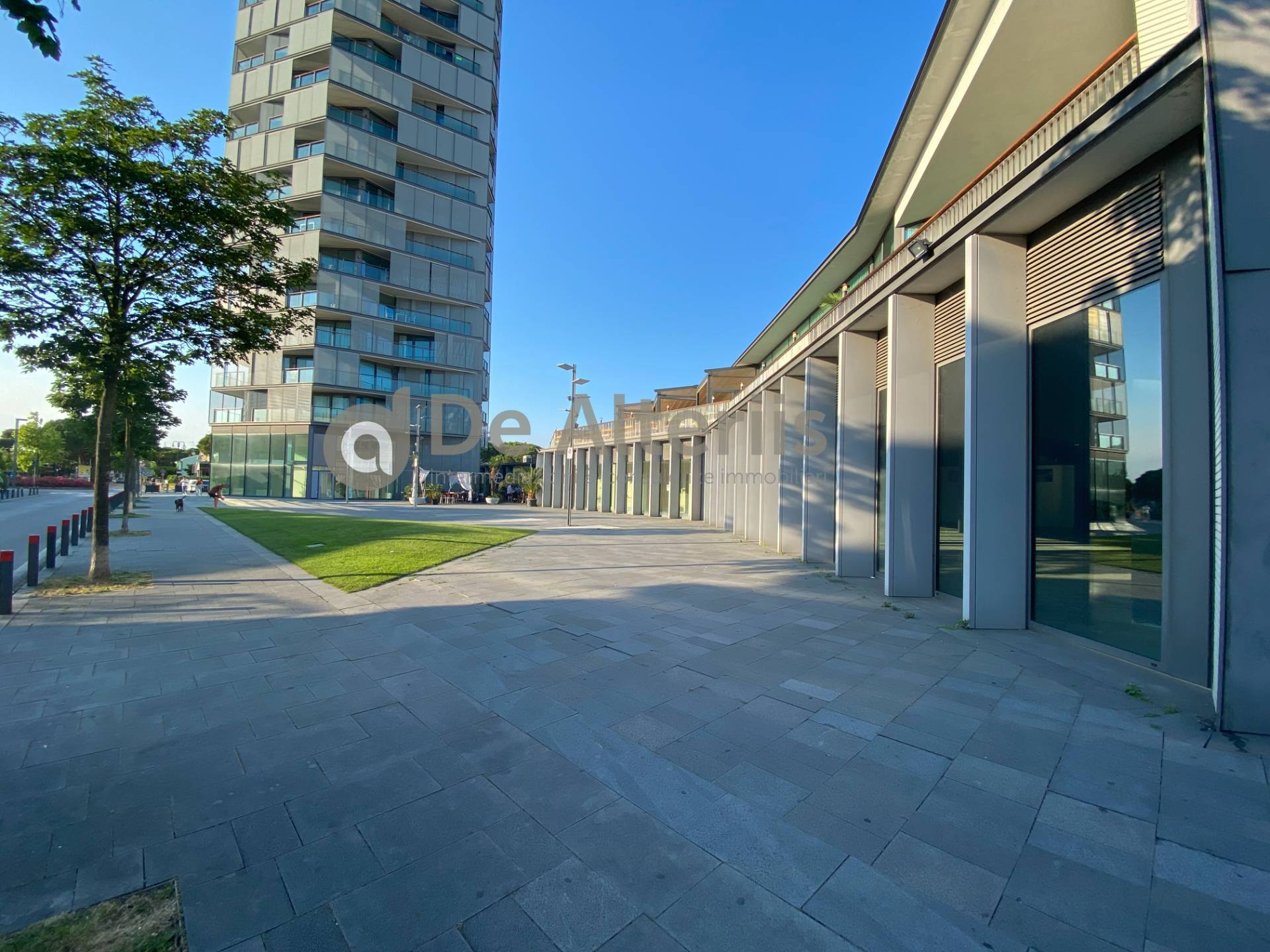 Locale commerciale in vendita a Jesolo, Piazza Mazzini