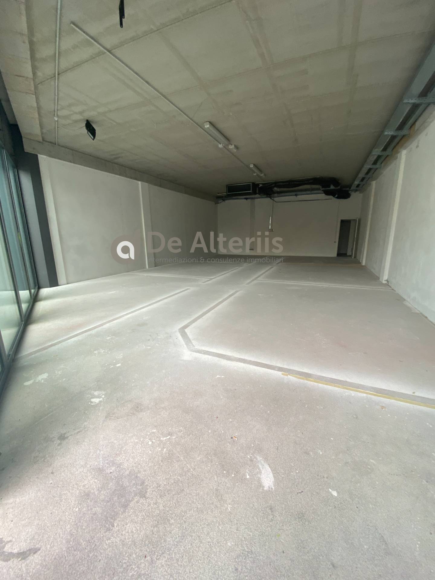 Locale commerciale in vendita a Jesolo, Piazza Mazzini