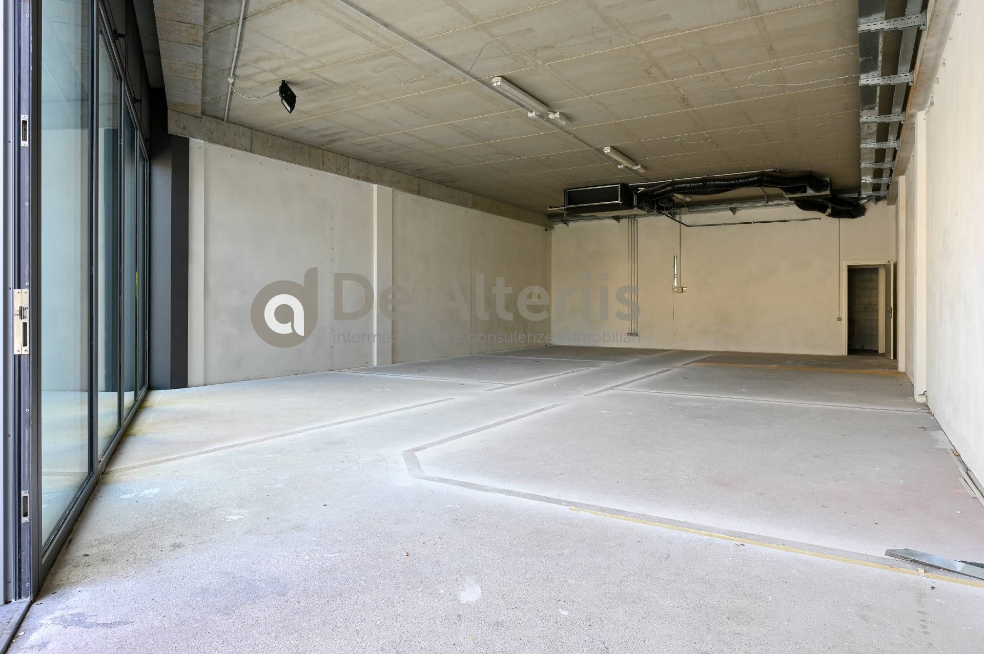 Locale commerciale in vendita a Jesolo, Piazza Mazzini