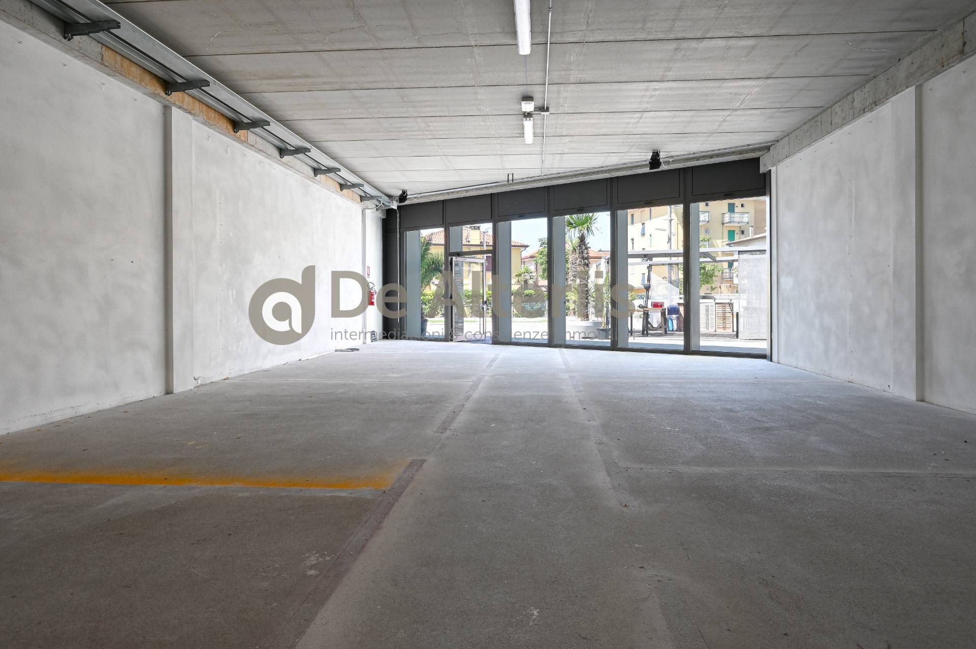 Locale commerciale in vendita a Jesolo, Piazza Mazzini