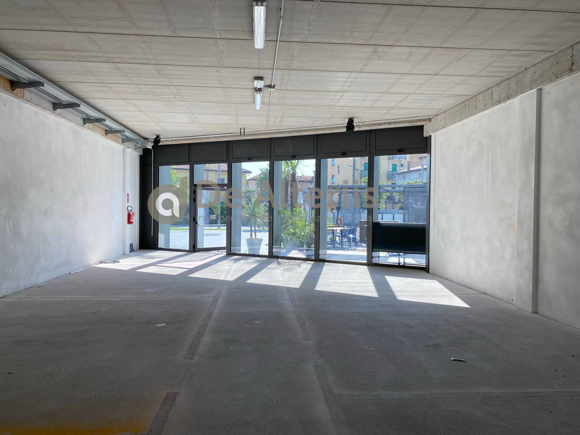 Locale commerciale in vendita a Jesolo, Piazza Mazzini