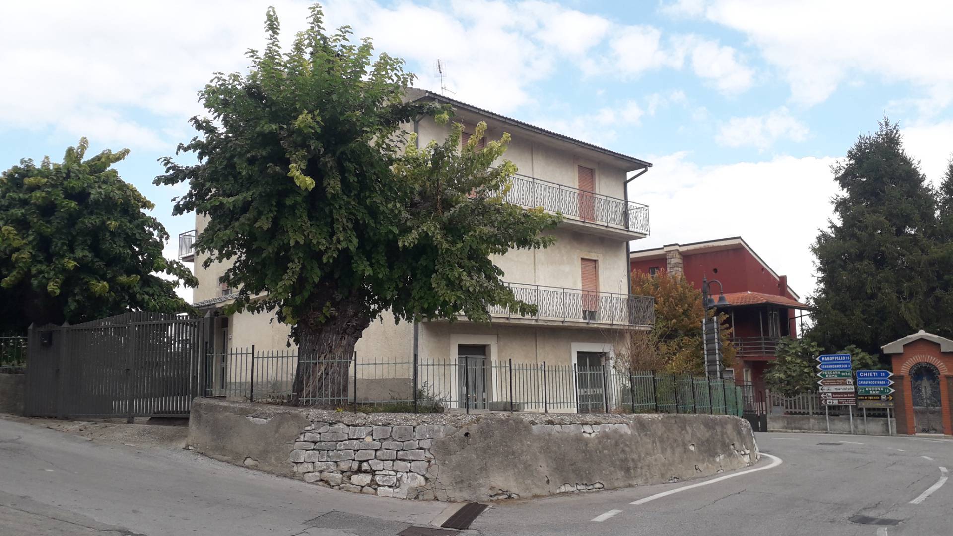 Locale commerciale in vendita a Roccamontepiano