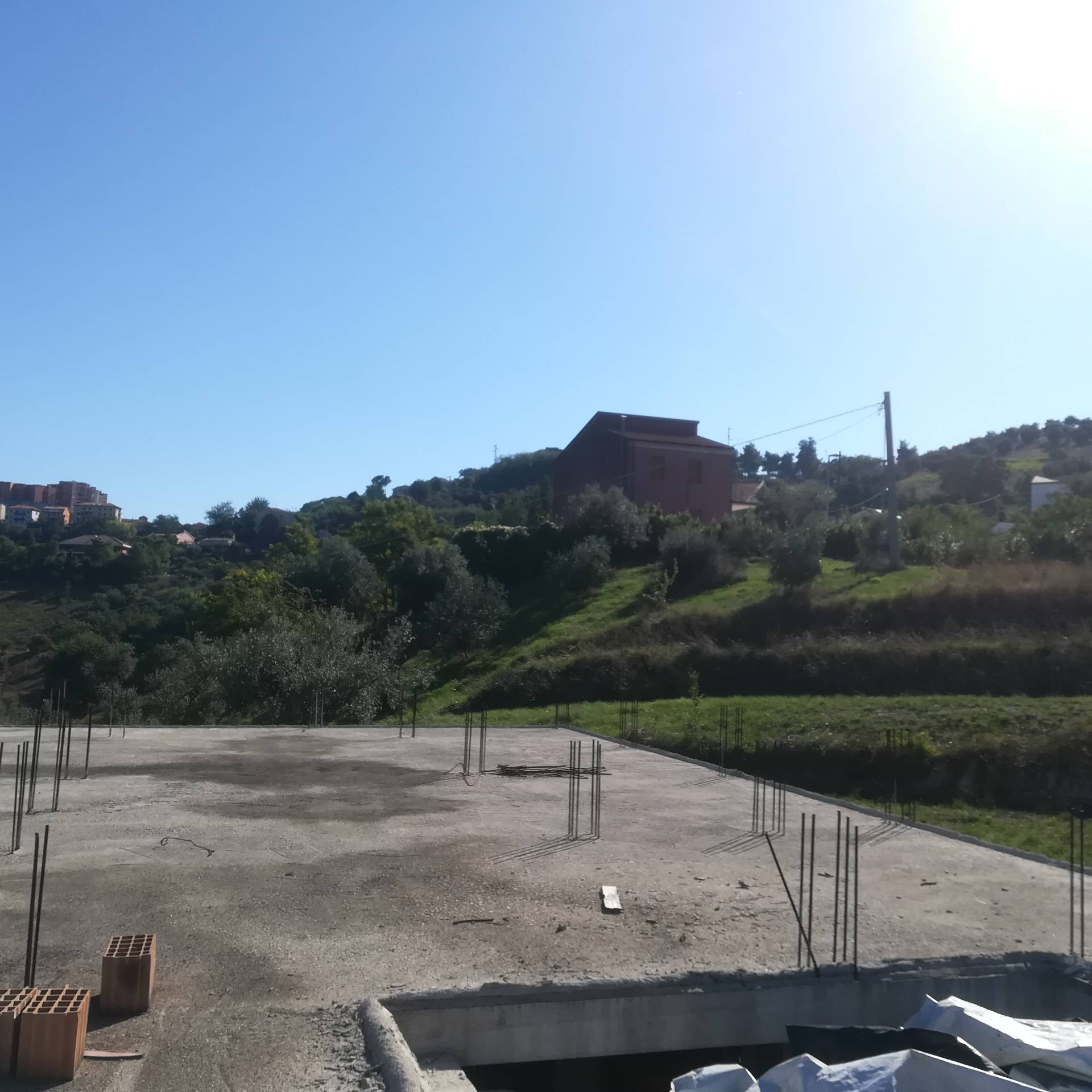 Terreno con fabbricato in cemento armato in vendita a Chieti, Periferia