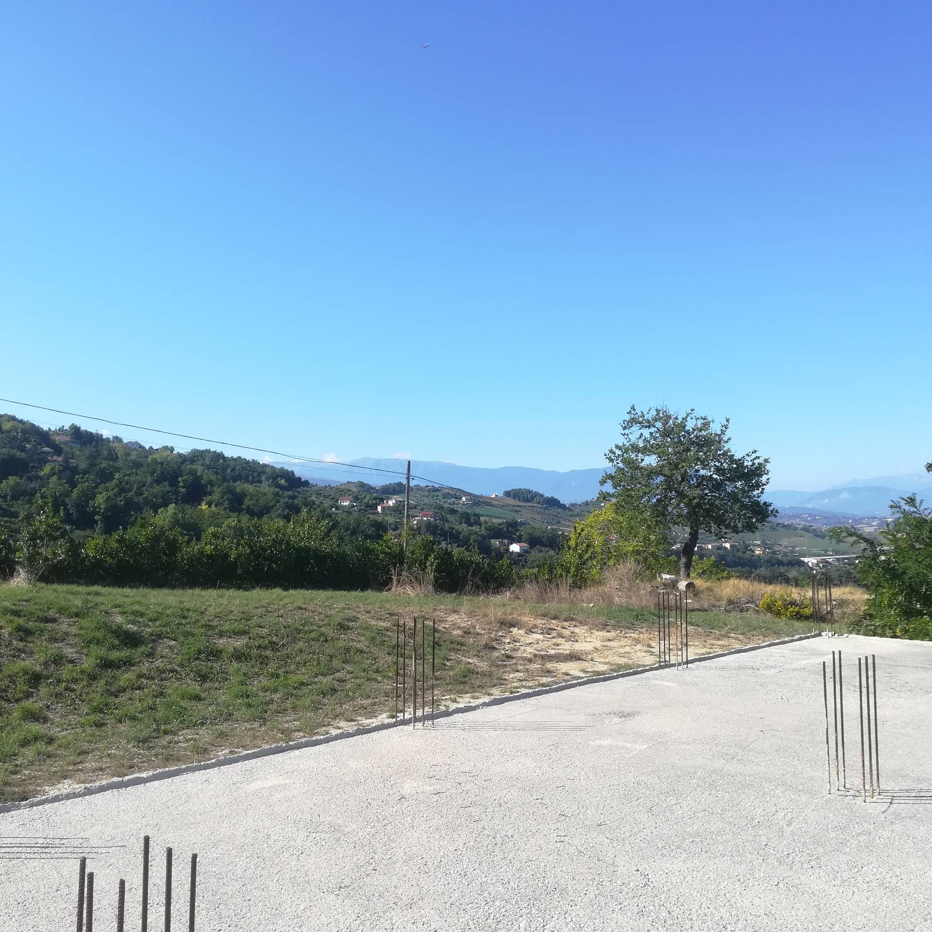 Terreno con fabbricato in cemento armato in vendita a Chieti, Periferia